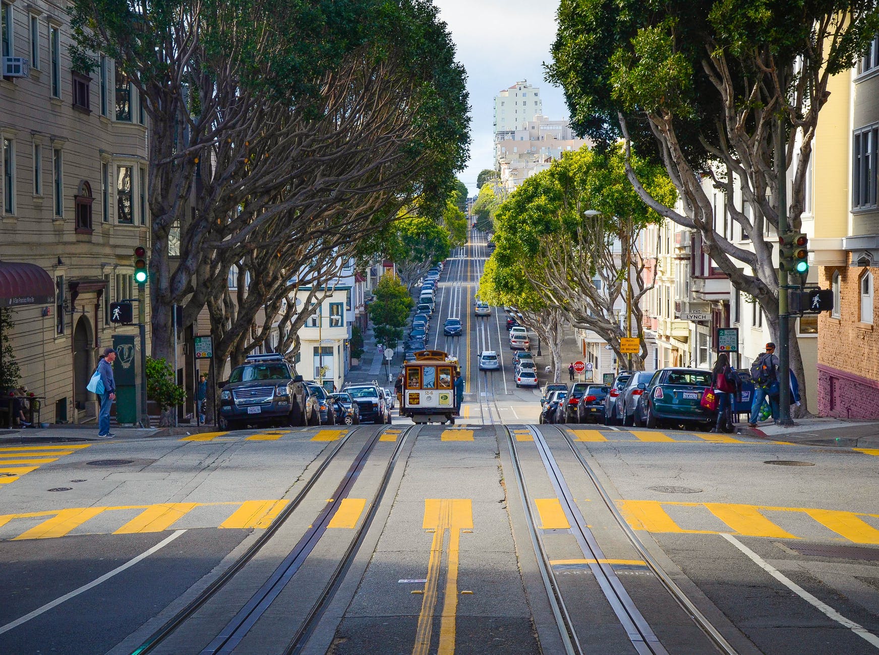 How to Get Around San Francisco: Ultimate Guide for 2024 | Roomi